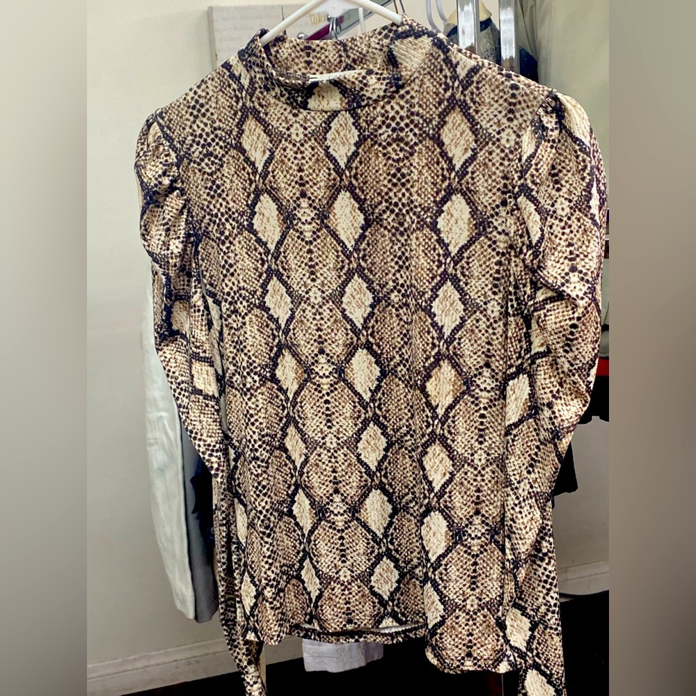 Snakeskin print mock-neck puff sleeves blouse